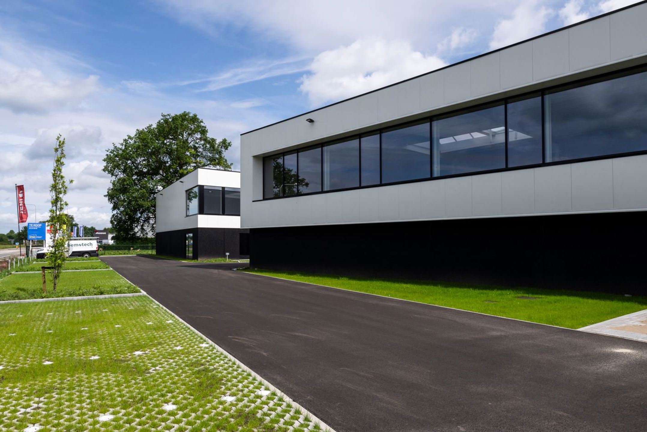 Het betreft de verkoop van KMO-units in het nieuwbouwproject "Bedrijvenpark Nieuwmoer" te Essen. Dit project geniet een uitstekende ligging langsheen de Nieuwmoersesteenweg en is zeer centraal gelegen in de grensregio, wat zorgt voor een vlotte verbinding