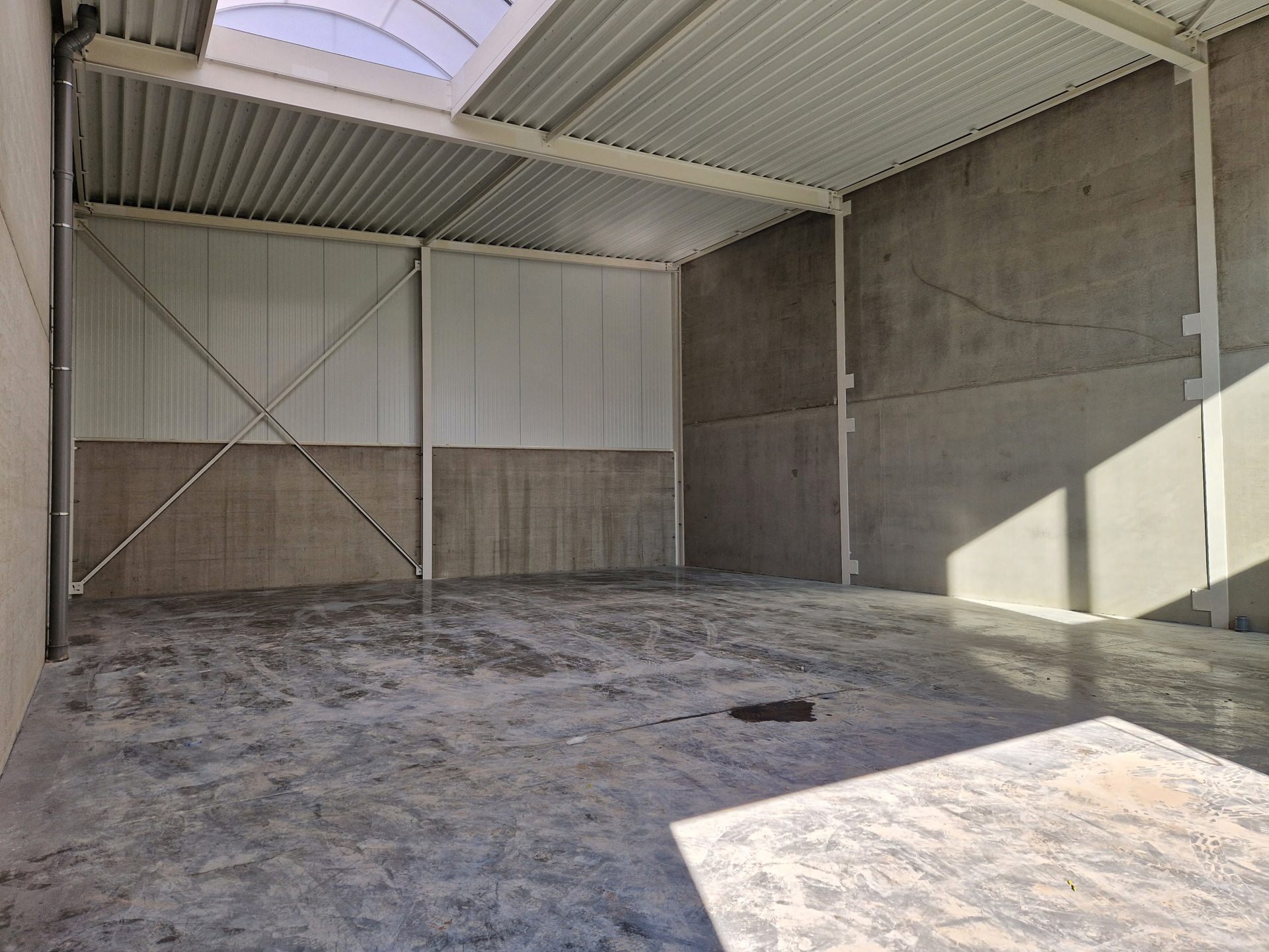 Het betreft de verkoop van KMO-units in het nieuwbouwproject "Bedrijvenpark Nieuwmoer" te Essen. Dit project geniet een uitstekende ligging langsheen de Nieuwmoersesteenweg en is zeer centraal gelegen in de grensregio, wat zorgt voor een vlotte verbinding