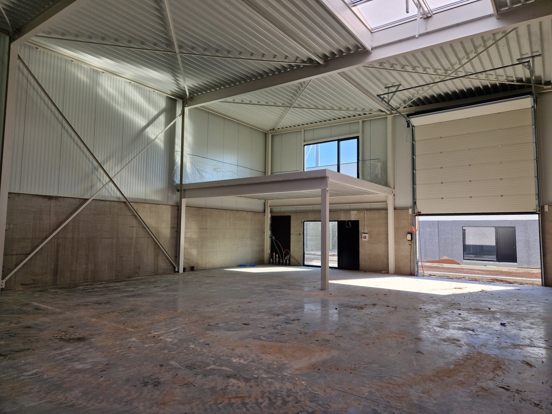Het betreft de verkoop van KMO-units in het nieuwbouwproject "Bedrijvenpark Nieuwmoer" te Essen. Dit project geniet een uitstekende ligging langsheen de Nieuwmoersesteenweg en is zeer centraal gelegen in de grensregio, wat zorgt voor een vlotte verbinding