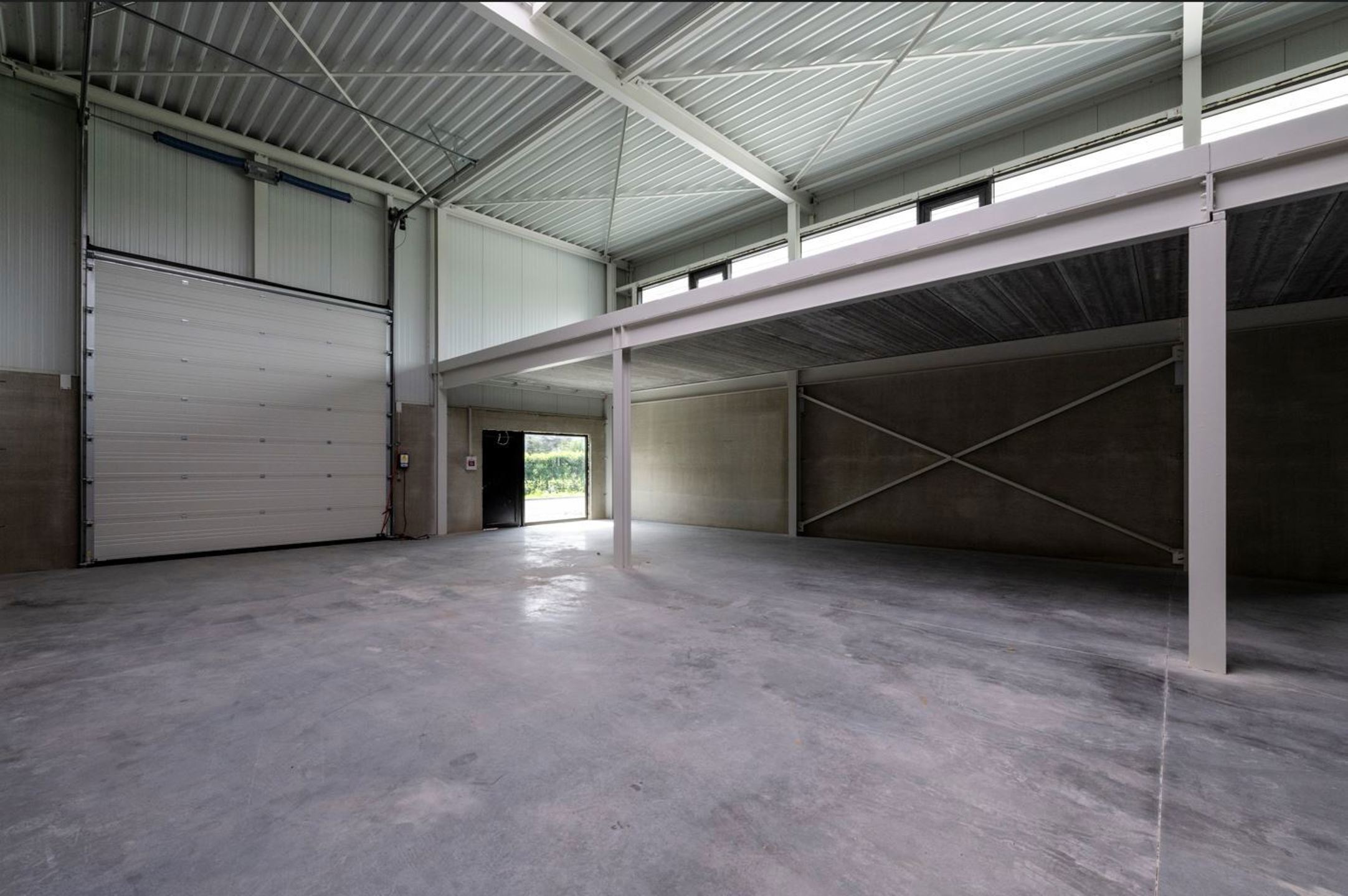 Het betreft de verkoop van KMO-units in het nieuwbouwproject "Bedrijvenpark Nieuwmoer" te Essen. Dit project geniet een uitstekende ligging langsheen de Nieuwmoersesteenweg en is zeer centraal gelegen in de grensregio, wat zorgt voor een vlotte verbinding