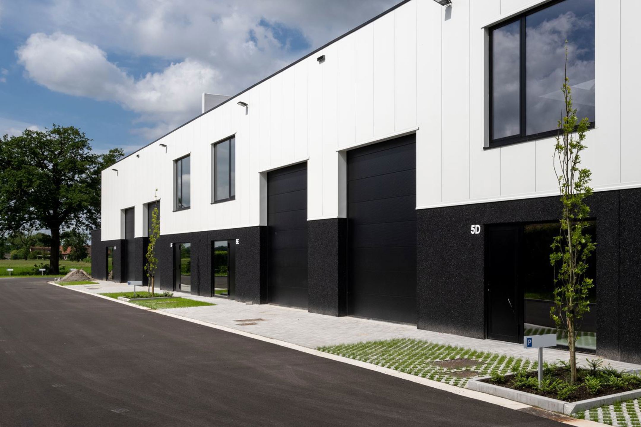 Het betreft de verkoop van KMO-units in het nieuwbouwproject "Bedrijvenpark Nieuwmoer" te Essen. Dit project geniet een uitstekende ligging langsheen de Nieuwmoersesteenweg en is zeer centraal gelegen in de grensregio, wat zorgt voor een vlotte verbinding