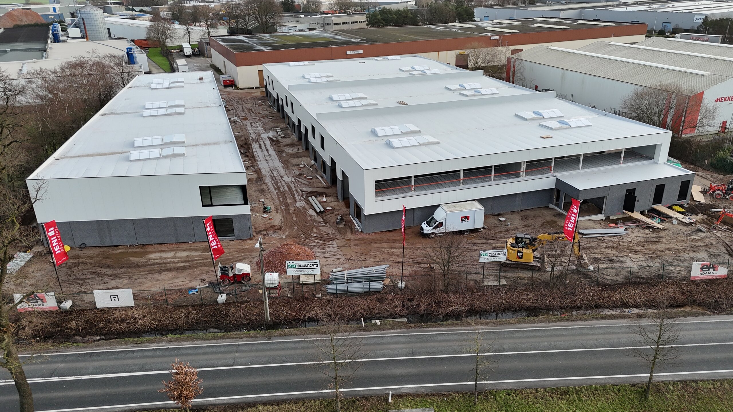 Het betreft de verkoop van KMO-units in het nieuwbouwproject "Bedrijvenpark Nieuwmoer" te Essen. Dit project geniet een uitstekende ligging langsheen de Nieuwmoersesteenweg en is zeer centraal gelegen in de grensregio, wat zorgt voor een vlotte verbinding