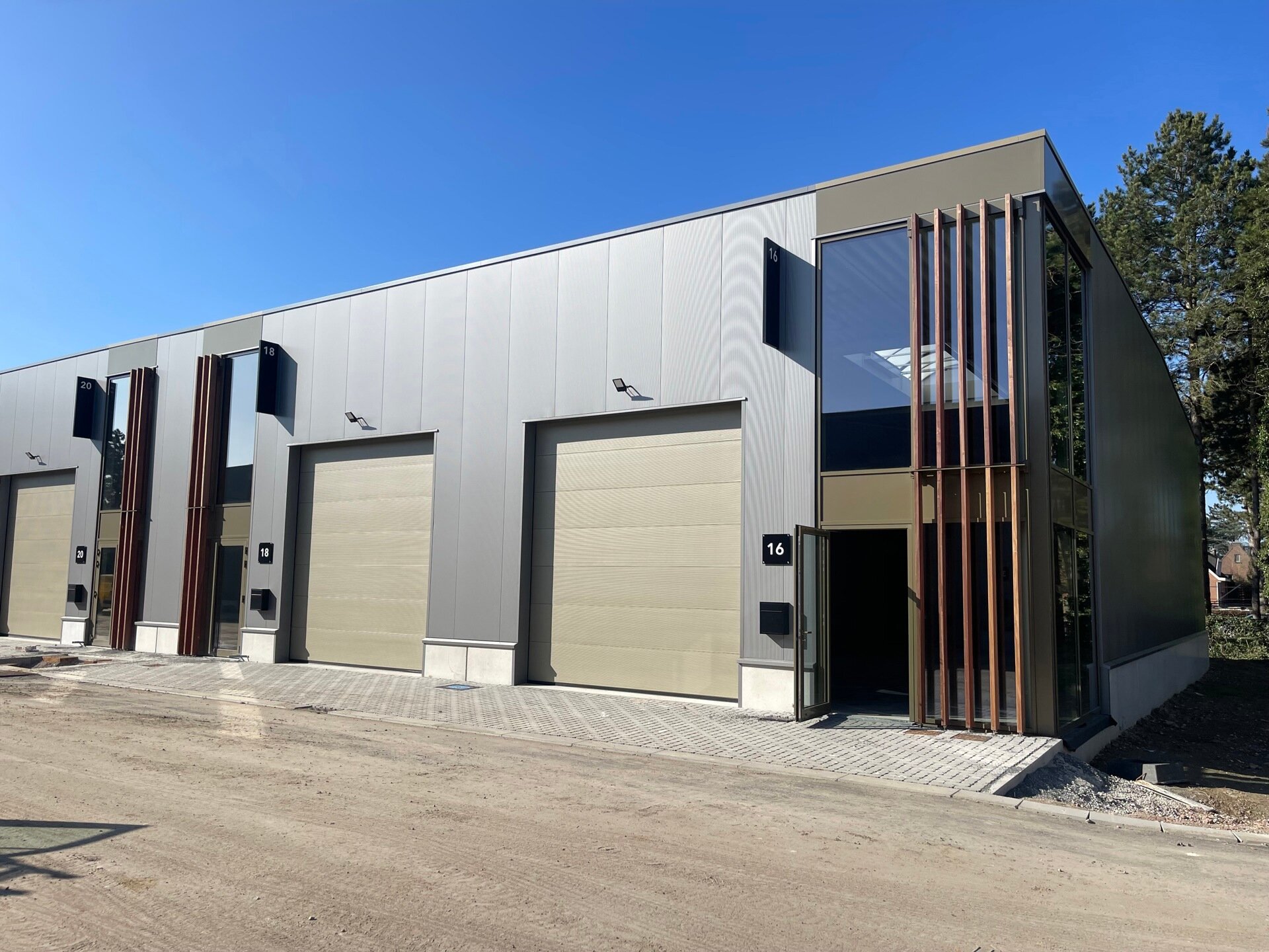 Het betreft de verkoop van 5 nieuwbouw KMO-units in het project 'WOUW' te Duffel. Dit nieuwbouwproject ligt op een uitstekende locatie nabij de E19 (Antwerpen-Brussel) en de N14 (Mechelen-Lier).
Oppervlaktes beschikbaar vanaf 198 m². De units worden cas