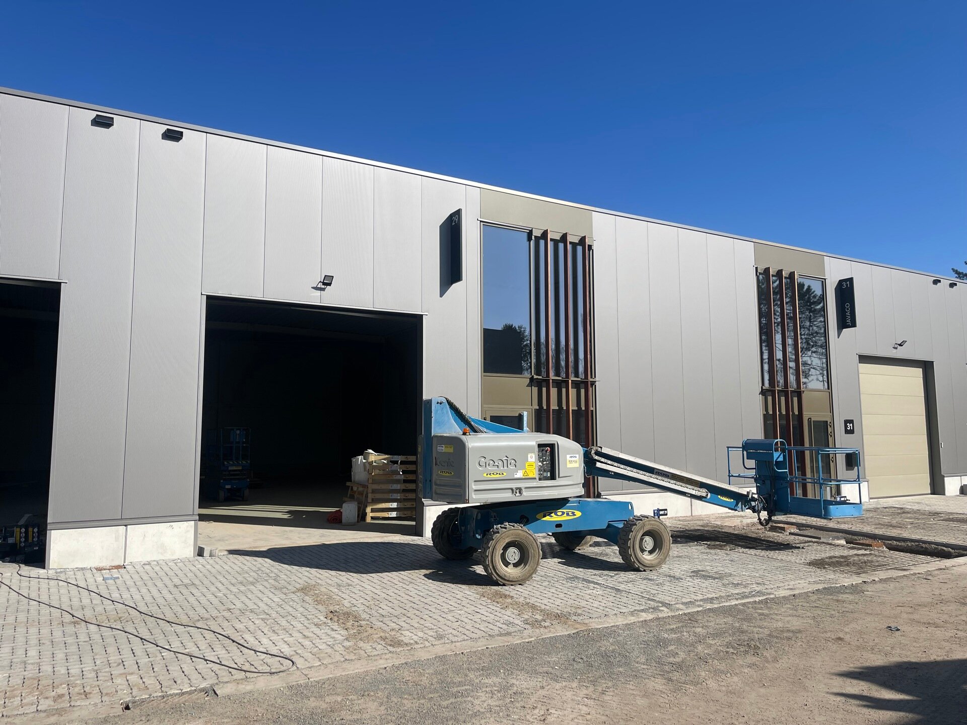 Het betreft de verkoop van 5 nieuwbouw KMO-units in het project 'WOUW' te Duffel. Dit nieuwbouwproject ligt op een uitstekende locatie nabij de E19 (Antwerpen-Brussel) en de N14 (Mechelen-Lier).
Oppervlaktes beschikbaar vanaf 198 m². De units worden cas