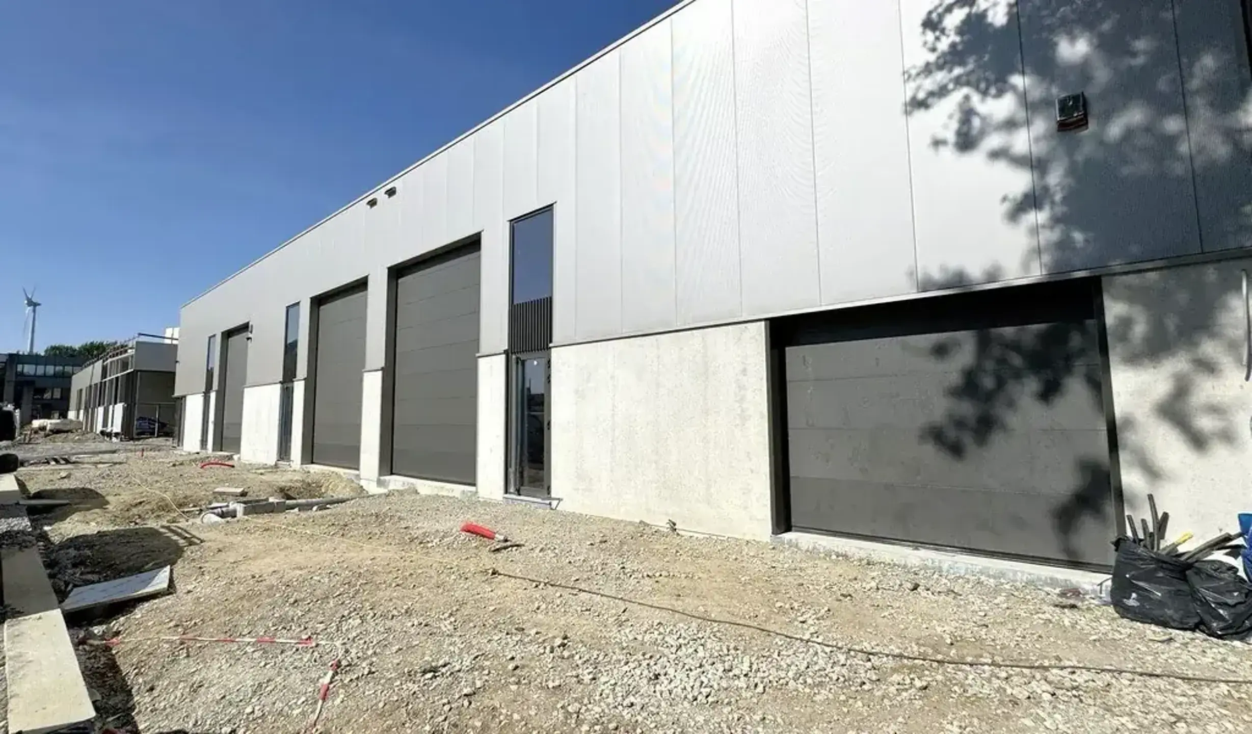 Graag stellen wij u deze nieuwbouw KMO-units voor in het bedrijvenpark Cesar te Bornem. In de eerste fase bieden wij hier nog 2 KMO-units te koop aan. Dit bedrijventerrein is uitermate strategisch gelegen in de gouden driehoek Antwerpen – Brussel – Ge