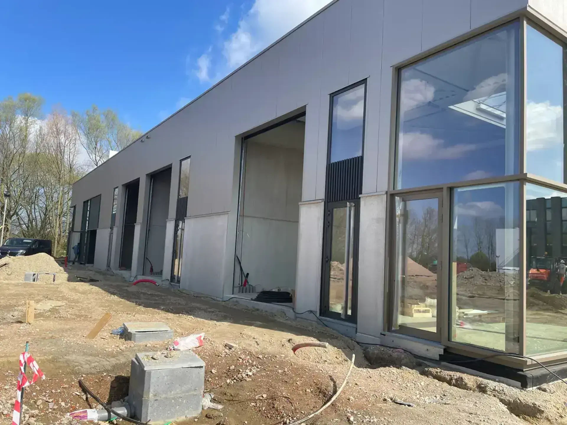 Graag stellen wij u deze nieuwbouw KMO-units voor in het bedrijvenpark Cesar te Bornem. In de eerste fase bieden wij hier nog 2 KMO-units te koop aan. Dit bedrijventerrein is uitermate strategisch gelegen in de gouden driehoek Antwerpen – Brussel – Ge