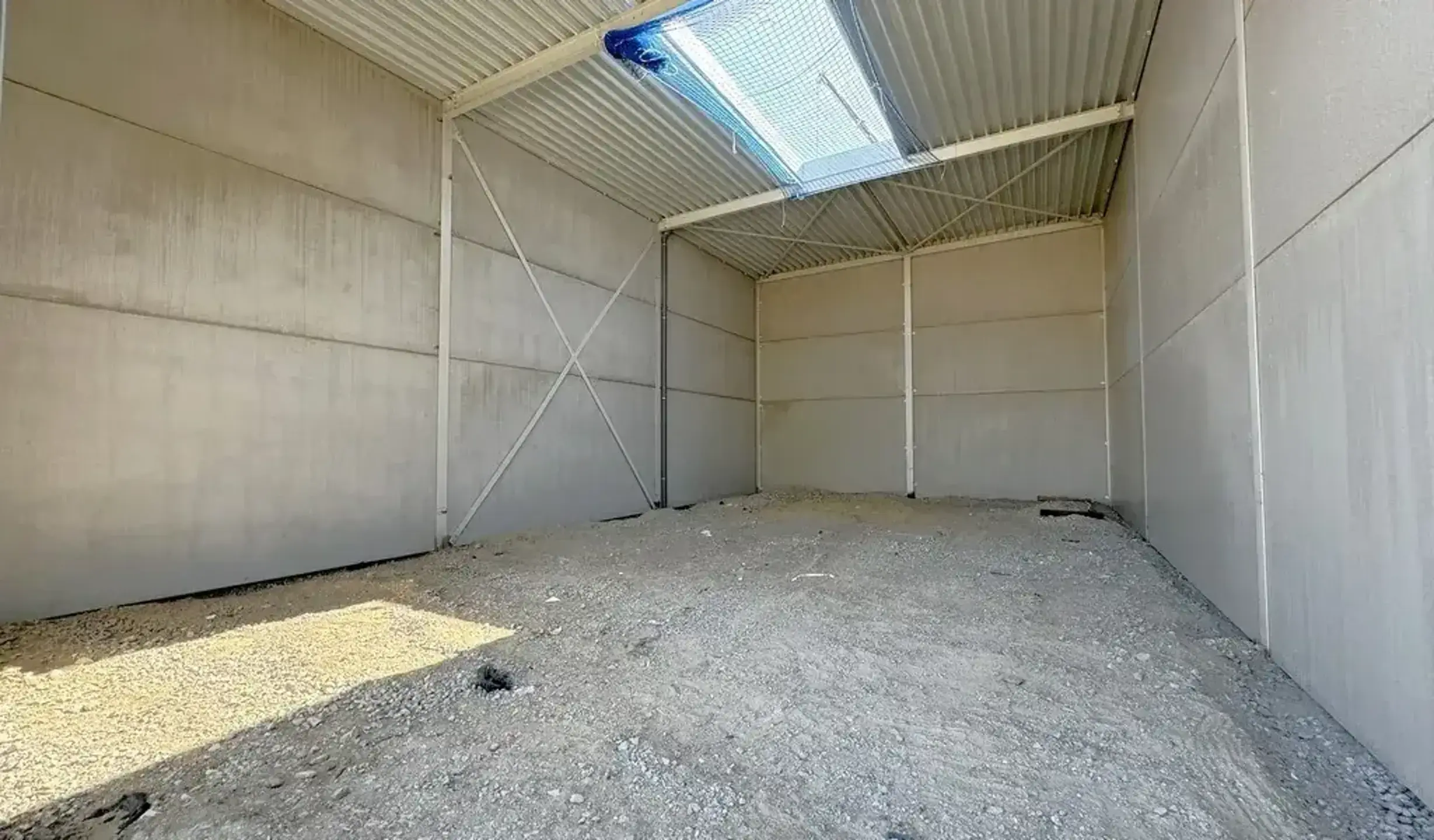 Graag stellen wij u deze nieuwbouw KMO-units voor in het bedrijvenpark Cesar te Bornem. In de eerste fase bieden wij hier nog 2 KMO-units te koop aan. Dit bedrijventerrein is uitermate strategisch gelegen in de gouden driehoek Antwerpen – Brussel – Ge