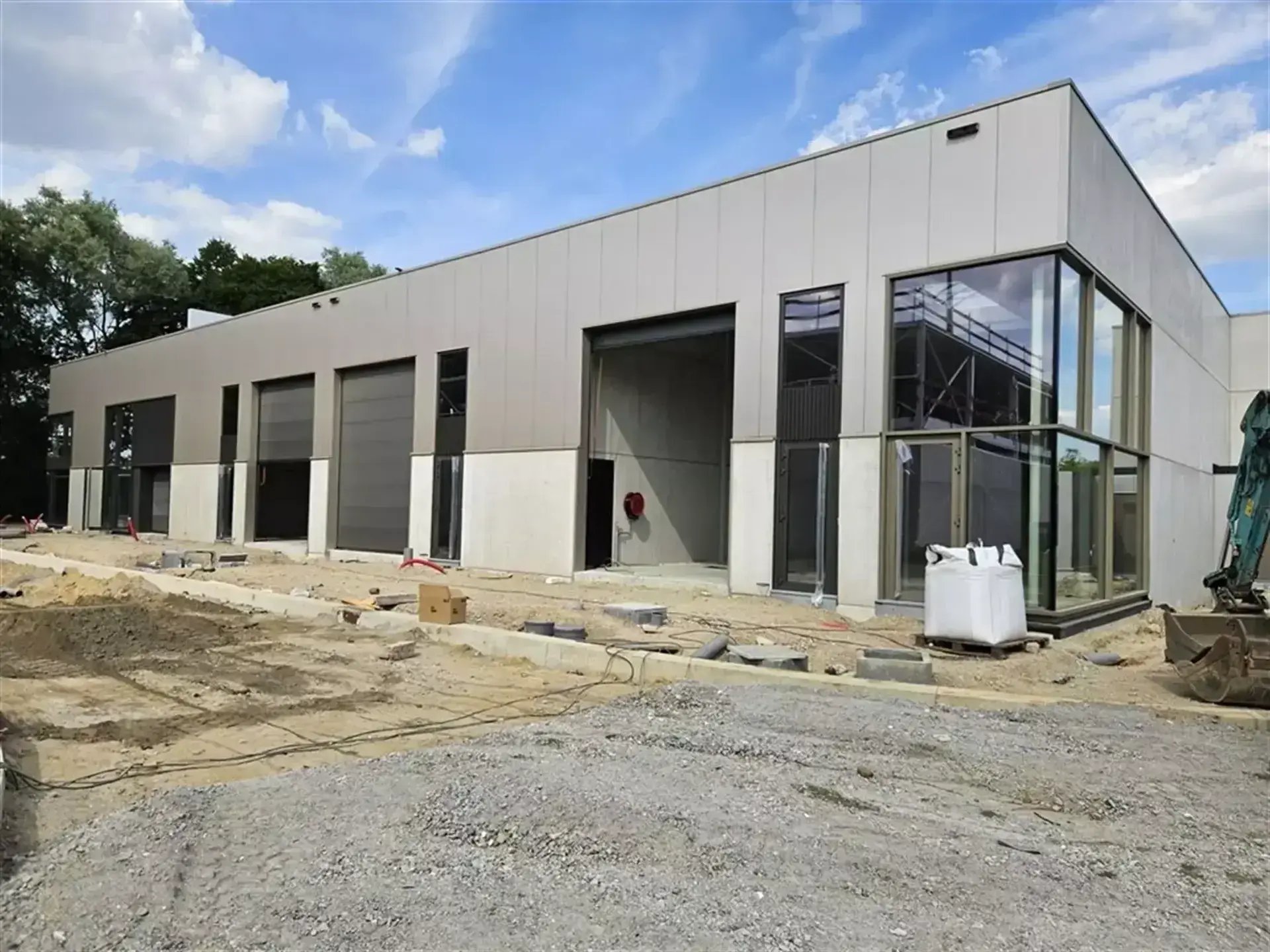 Graag stellen wij u deze nieuwbouw KMO-units voor in het bedrijvenpark Cesar te Bornem. In de eerste fase bieden wij hier nog 2 KMO-units te koop aan. Dit bedrijventerrein is uitermate strategisch gelegen in de gouden driehoek Antwerpen – Brussel – Ge