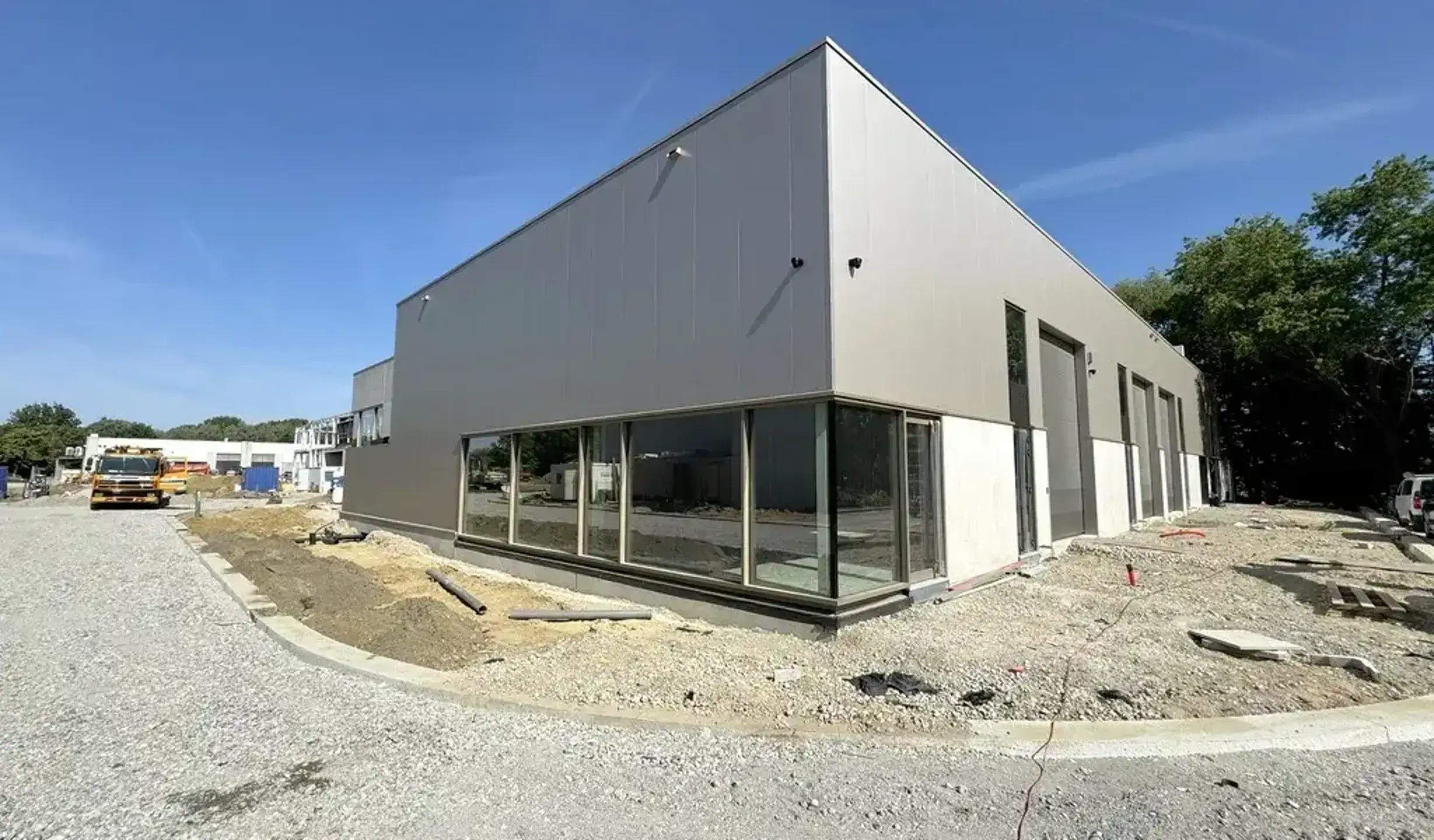 Graag stellen wij u deze nieuwbouw KMO-units voor in het bedrijvenpark Cesar te Bornem. In de eerste fase bieden wij hier nog 2 KMO-units te koop aan. Dit bedrijventerrein is uitermate strategisch gelegen in de gouden driehoek Antwerpen – Brussel – Ge