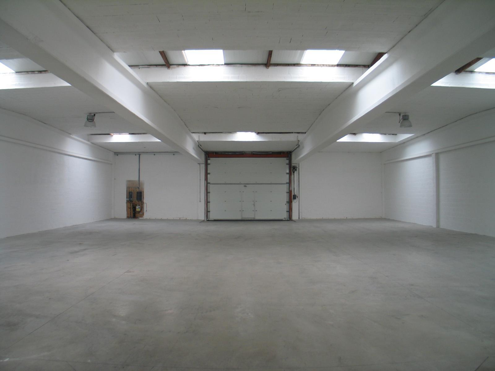 Het betreft verschillende units in het bedrijvenpark De Delften te Westmalle. Deze locatie is eenvoudig bereikbaar via de afrit Zoersel op de E34 (Antwerpen-Turnhout) ofwel de afrit Brecht op de E19 (Antwerpen-Breda). 

Oppervlaktes beschikbaar vanaf 825 