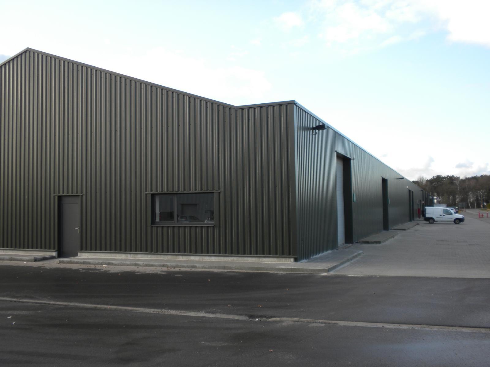 Het betreft verschillende units in het bedrijvenpark De Delften te Westmalle. Deze locatie is eenvoudig bereikbaar via de afrit Zoersel op de E34 (Antwerpen-Turnhout) ofwel de afrit Brecht op de E19 (Antwerpen-Breda). 

Oppervlaktes beschikbaar vanaf 825 