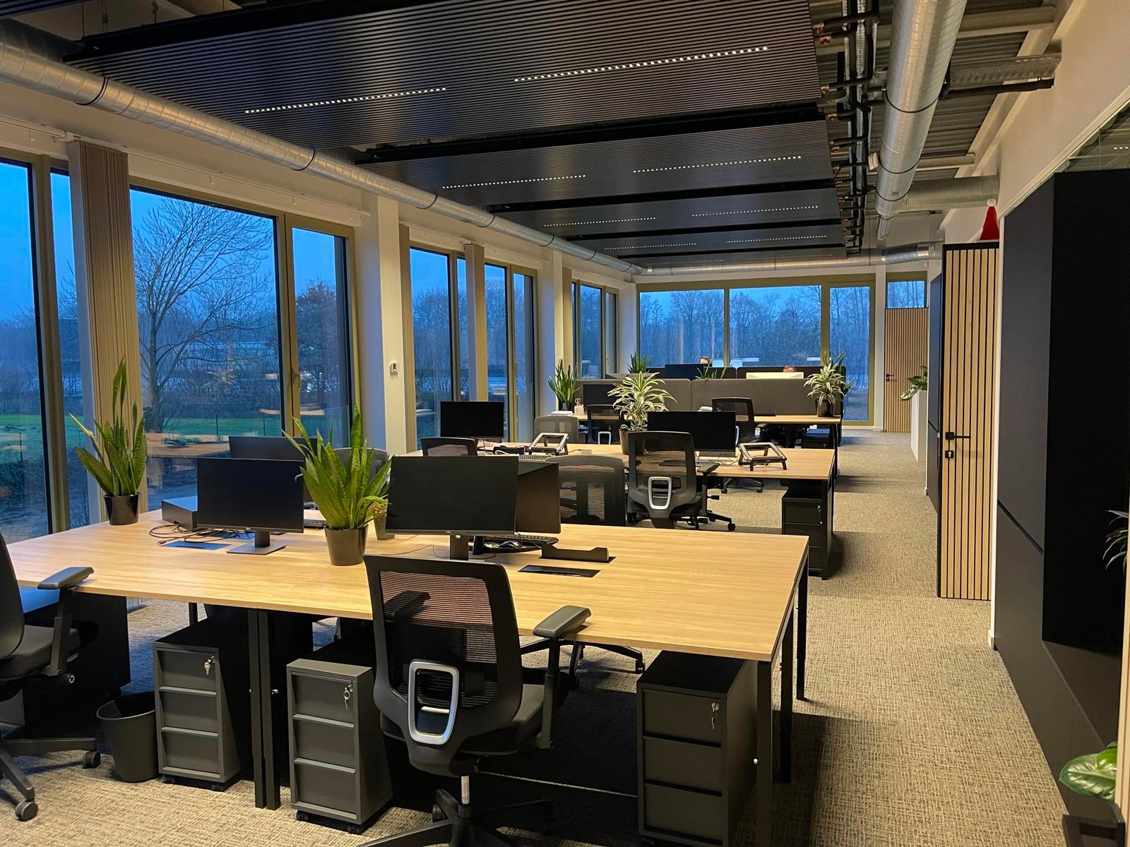 Het betreft een gerenoveerd bedrijfsgebouw gelegen op de voormalige site van drukkerij Proost, in de industriezone Everdongen te Turnhout. De site geniet een uitstekende en centrale ligging, vlakbij oprittencomplex 24 (Turnhout-Centrum) van de E34. Dit re