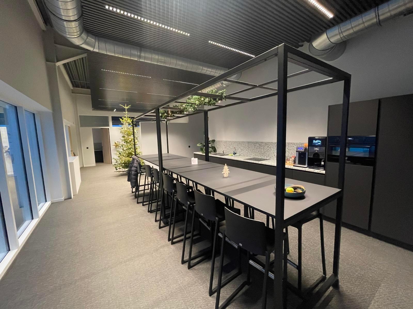 Het betreft een gerenoveerd bedrijfsgebouw gelegen op de voormalige site van drukkerij Proost, in de industriezone Everdongen te Turnhout. De site geniet een uitstekende en centrale ligging, vlakbij oprittencomplex 24 (Turnhout-Centrum) van de E34. Dit re