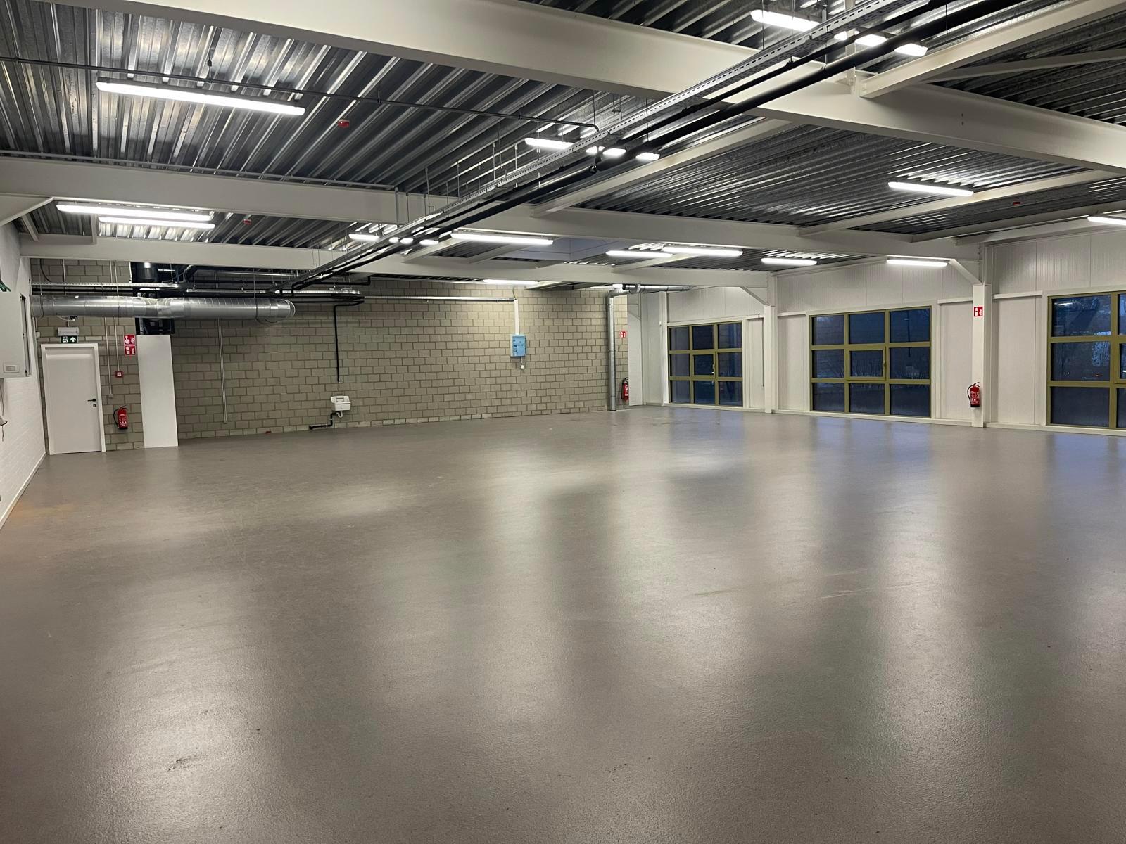 Het betreft een gerenoveerd bedrijfsgebouw gelegen op de voormalige site van drukkerij Proost, in de industriezone Everdongen te Turnhout. De site geniet een uitstekende en centrale ligging, vlakbij oprittencomplex 24 (Turnhout-Centrum) van de E34. Dit re