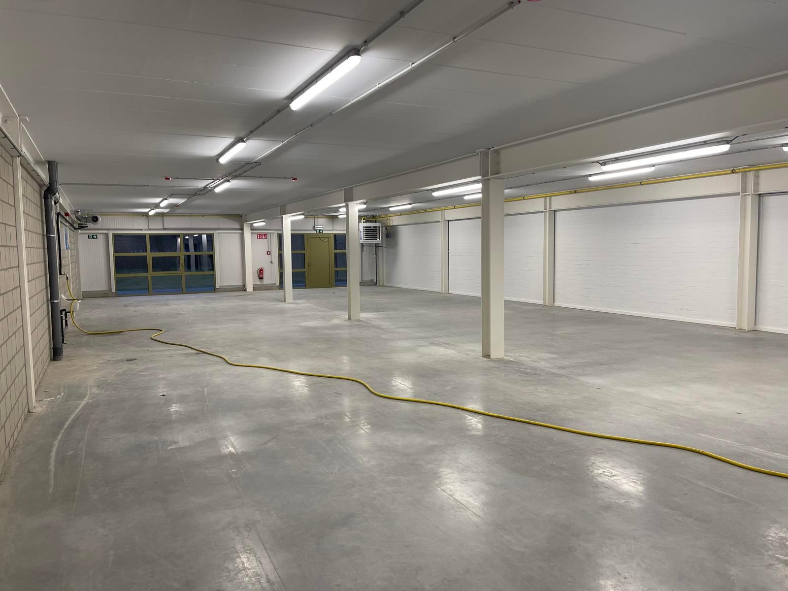 Het betreft een gerenoveerd bedrijfsgebouw gelegen op de voormalige site van drukkerij Proost, in de industriezone Everdongen te Turnhout. De site geniet een uitstekende en centrale ligging, vlakbij oprittencomplex 24 (Turnhout-Centrum) van de E34. Dit re