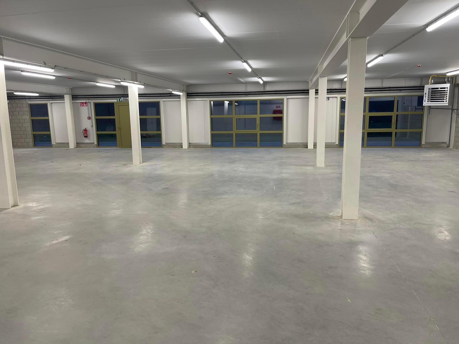 Het betreft een gerenoveerd bedrijfsgebouw gelegen op de voormalige site van drukkerij Proost, in de industriezone Everdongen te Turnhout. De site geniet een uitstekende en centrale ligging, vlakbij oprittencomplex 24 (Turnhout-Centrum) van de E34. Dit re