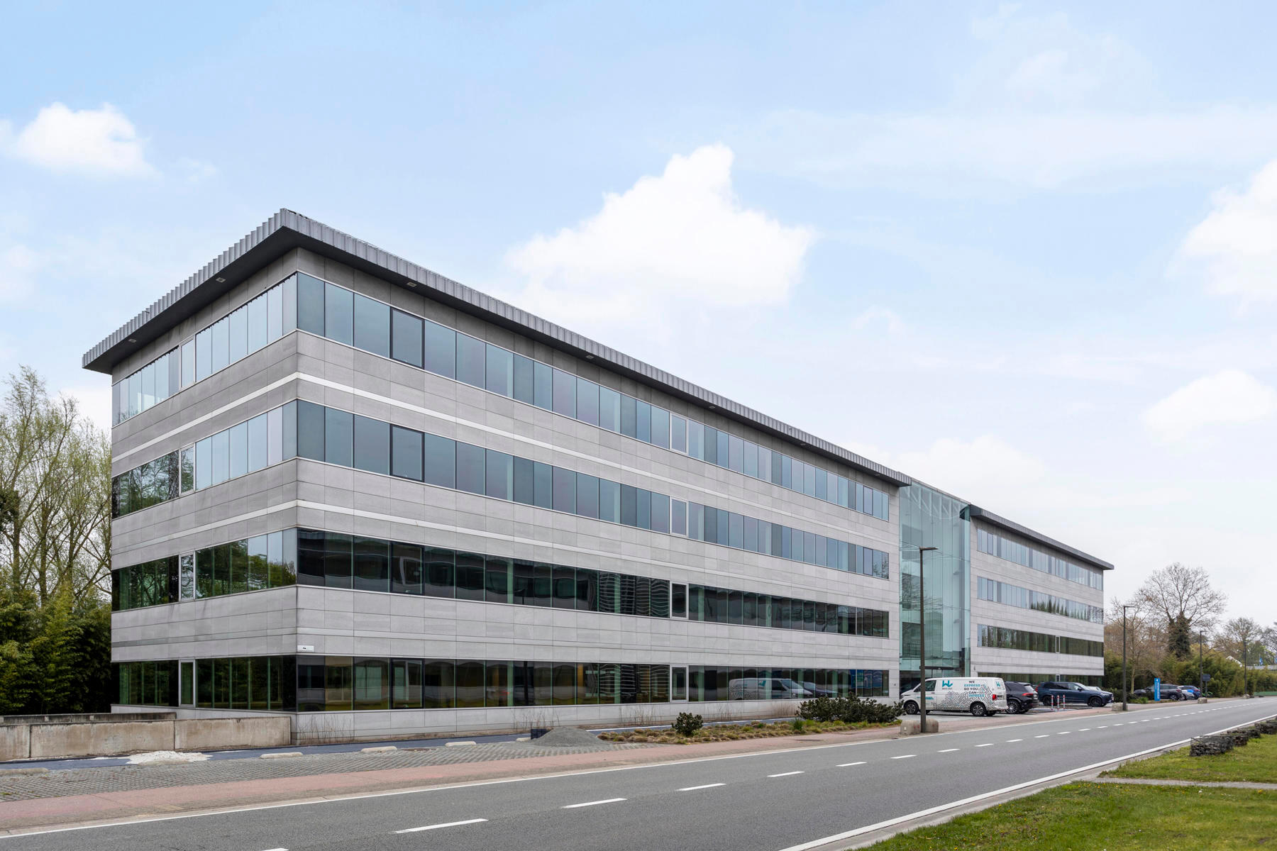 FORUM bevindt zich in het bruisende OFFICE PARK MECHELEN, dat bestaat uit vier gebouwen met een totale kantoorruimte van 30.000m². Het park biedt een bedrijfsrestaurant en ruime parkeergelegenheid, zowel ondergronds als bovengronds.
De locatie van FORUM