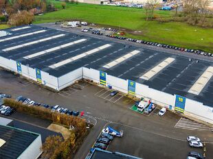 Dit project betreft een grootschalige semi-industriële site met een totale oppervlakte van 36.288 m², verdeeld over twee gebouwen met een combinatie van magazijnen en kantoorruimtes. Het complex omvat 18 afzonderlijke units, wat flexibiliteit biedt voor
