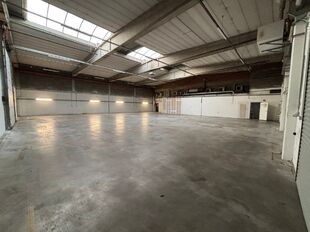 Dit project betreft een grootschalige semi-industriële site met een totale oppervlakte van 36.288 m², verdeeld over twee gebouwen met een combinatie van magazijnen en kantoorruimtes. Het complex omvat 18 afzonderlijke units, wat flexibiliteit biedt voor