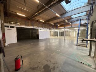 Dit project betreft een grootschalige semi-industriële site met een totale oppervlakte van 36.288 m², verdeeld over twee gebouwen met een combinatie van magazijnen en kantoorruimtes. Het complex omvat 18 afzonderlijke units, wat flexibiliteit biedt voor