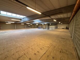 Dit project betreft een grootschalige semi-industriële site met een totale oppervlakte van 36.288 m², verdeeld over twee gebouwen met een combinatie van magazijnen en kantoorruimtes. Het complex omvat 18 afzonderlijke units, wat flexibiliteit biedt voor
