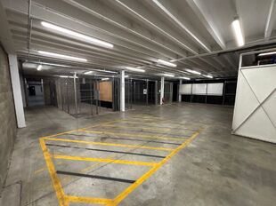 Dit project betreft een grootschalige semi-industriële site met een totale oppervlakte van 36.288 m², verdeeld over twee gebouwen met een combinatie van magazijnen en kantoorruimtes. Het complex omvat 18 afzonderlijke units, wat flexibiliteit biedt voor
