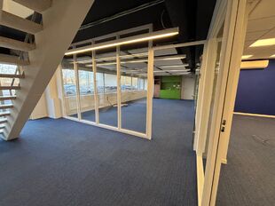 Dit project betreft een grootschalige semi-industriële site met een totale oppervlakte van 36.288 m², verdeeld over twee gebouwen met een combinatie van magazijnen en kantoorruimtes. Het complex omvat 18 afzonderlijke units, wat flexibiliteit biedt voor