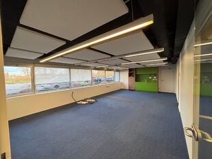 Dit project betreft een grootschalige semi-industriële site met een totale oppervlakte van 36.288 m², verdeeld over twee gebouwen met een combinatie van magazijnen en kantoorruimtes. Het complex omvat 18 afzonderlijke units, wat flexibiliteit biedt voor