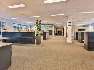 Antwerp Ring Center (ARC) biedt circa 4.000 m&sup2; kwalitatieve en flexibele kantoorruimte, verdeeld over vier bovengrondse verdiepingen. De eerste drie niveaus omvatten elk ca. 1.052 m&sup2;, de bovenste verdieping ca. 844 m&sup2; met aangename zichten. Zowel volle