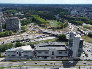 Antwerp Ring Center (ARC) biedt circa 4.000 m&sup2; kwalitatieve en flexibele kantoorruimte, verdeeld over vier bovengrondse verdiepingen. De eerste drie niveaus omvatten elk ca. 1.052 m&sup2;, de bovenste verdieping ca. 844 m&sup2; met aangename zichten. Zowel volle