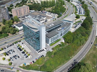 Antwerp Ring Center (ARC) biedt circa 4.000 m&sup2; kwalitatieve en flexibele kantoorruimte, verdeeld over vier bovengrondse verdiepingen. De eerste drie niveaus omvatten elk ca. 1.052 m&sup2;, de bovenste verdieping ca. 844 m&sup2; met aangename zichten. Zowel volle