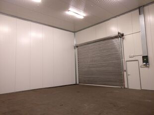 Op deze polyvalente bedrijfssite bieden wij verschillende magazijnruimtes aan, waaronder een magazijnruimte van ca. 100 m&sup2; met een vrije hoogte van ca. 6 meter.

De site geniet een uitstekende ligging in de nabijheid van de Antwerpse Ring en het Albertka