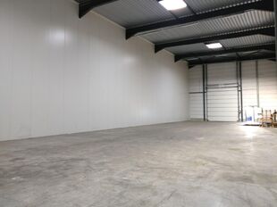 Op deze polyvalente bedrijfssite bieden wij verschillende magazijnruimtes aan, waaronder een magazijnruimte van ca. 100 m&sup2; met een vrije hoogte van ca. 6 meter.

De site geniet een uitstekende ligging in de nabijheid van de Antwerpse Ring en het Albertka