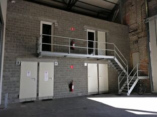 Op deze polyvalente bedrijfssite bieden wij verschillende magazijnruimtes aan, waaronder een magazijnruimte van ca. 100 m&sup2; met een vrije hoogte van ca. 6 meter.

De site geniet een uitstekende ligging in de nabijheid van de Antwerpse Ring en het Albertka