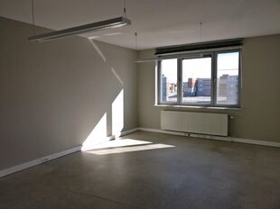 Op deze polyvalente bedrijfssite bieden wij verschillende magazijnruimtes aan, waaronder een magazijnruimte van ca. 100 m&sup2; met een vrije hoogte van ca. 6 meter.

De site geniet een uitstekende ligging in de nabijheid van de Antwerpse Ring en het Albertka