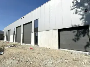 Graag stellen wij u deze nieuwbouw KMO-units voor in het bedrijvenpark Cesar te Bornem. In de eerste fase bieden wij hier nog 2 KMO-units te koop aan. Dit bedrijventerrein is uitermate strategisch gelegen in de gouden driehoek Antwerpen – Brussel – Ge