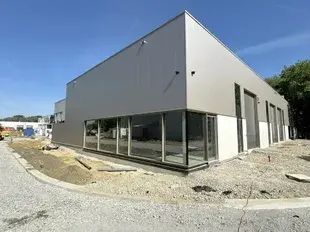 Graag stellen wij u deze nieuwbouw KMO-units voor in het bedrijvenpark Cesar te Bornem. In de eerste fase bieden wij hier nog 2 KMO-units te koop aan. Dit bedrijventerrein is uitermate strategisch gelegen in de gouden driehoek Antwerpen – Brussel – Ge