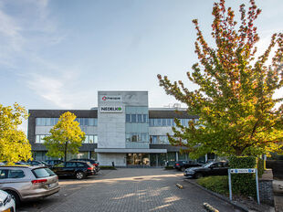 De Arend is een modern kantorencomplex aan de Prins Boudewijnlaan in Kontich, bestaande uit drie gebouwen met telkens drie verdiepingen. De effici&euml;nte, rechthoekige plateaus bieden maximale lichtinval en cre&euml;ren een aangename en productieve werkomgeving