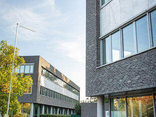 De Arend is een modern kantorencomplex aan de Prins Boudewijnlaan in Kontich, bestaande uit drie gebouwen met telkens drie verdiepingen. De effici&euml;nte, rechthoekige plateaus bieden maximale lichtinval en cre&euml;ren een aangename en productieve werkomgeving