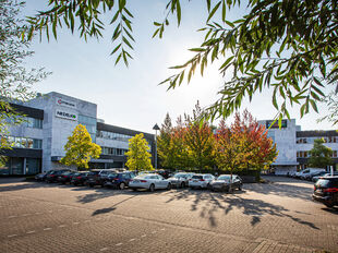 De Arend is een modern kantorencomplex aan de Prins Boudewijnlaan in Kontich, bestaande uit drie gebouwen met telkens drie verdiepingen. De effici&euml;nte, rechthoekige plateaus bieden maximale lichtinval en cre&euml;ren een aangename en productieve werkomgeving