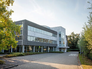 De Arend is een modern kantorencomplex aan de Prins Boudewijnlaan in Kontich, bestaande uit drie gebouwen met telkens drie verdiepingen. De effici&euml;nte, rechthoekige plateaus bieden maximale lichtinval en cre&euml;ren een aangename en productieve werkomgeving