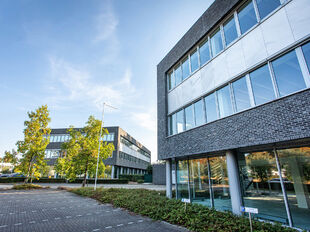 De Arend is een modern kantorencomplex aan de Prins Boudewijnlaan in Kontich, bestaande uit drie gebouwen met telkens drie verdiepingen. De effici&euml;nte, rechthoekige plateaus bieden maximale lichtinval en cre&euml;ren een aangename en productieve werkomgeving