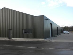 Het betreft verschillende units in het bedrijvenpark De Delften te Westmalle. Deze locatie is eenvoudig bereikbaar via de afrit Zoersel op de E34 (Antwerpen-Turnhout) ofwel de afrit Brecht op de E19 (Antwerpen-Breda).
Oppervlaktes beschikbaar vanaf 825
