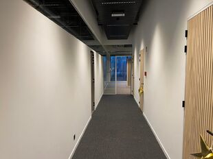 Het betreft een gerenoveerd bedrijfsgebouw gelegen op de voormalige site van drukkerij Proost, in de industriezone Everdongen te Turnhout. De site geniet een uitstekende en centrale ligging, vlakbij oprittencomplex 24 (Turnhout-Centrum) van de E34. Dit re