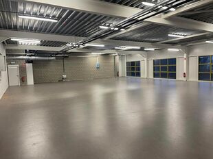 Het betreft een gerenoveerd bedrijfsgebouw gelegen op de voormalige site van drukkerij Proost, in de industriezone Everdongen te Turnhout. De site geniet een uitstekende en centrale ligging, vlakbij oprittencomplex 24 (Turnhout-Centrum) van de E34. Dit re