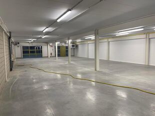 Het betreft een gerenoveerd bedrijfsgebouw gelegen op de voormalige site van drukkerij Proost, in de industriezone Everdongen te Turnhout. De site geniet een uitstekende en centrale ligging, vlakbij oprittencomplex 24 (Turnhout-Centrum) van de E34. Dit re