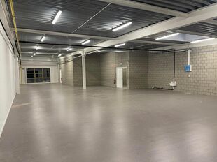 Het betreft een gerenoveerd bedrijfsgebouw gelegen op de voormalige site van drukkerij Proost, in de industriezone Everdongen te Turnhout. De site geniet een uitstekende en centrale ligging, vlakbij oprittencomplex 24 (Turnhout-Centrum) van de E34. Dit re
