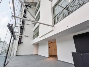 FORUM bevindt zich in het bruisende OFFICE PARK MECHELEN, dat bestaat uit vier gebouwen met een totale kantoorruimte van 30.000m². Het park biedt een bedrijfsrestaurant en ruime parkeergelegenheid, zowel ondergronds als bovengronds.
De locatie van FORUM