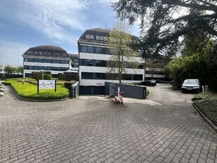 Garden Square is een kwalitatief kantorencomplex in een groene, residenti&euml;le omgeving te Wilrijk, op wandelafstand van De Bist. De site omvat vier gebouwen rond een gemeenschappelijke patio en biedt veel natuurlijk licht en aangename buitenruimtes.

Uits