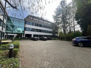 Garden Square is een kwalitatief kantorencomplex in een groene, residenti&euml;le omgeving te Wilrijk, op wandelafstand van De Bist. De site omvat vier gebouwen rond een gemeenschappelijke patio en biedt veel natuurlijk licht en aangename buitenruimtes.

Uits